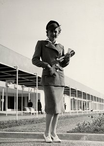 Model v obleku vytvořeném couture house "Graldi". Pevný klobouk doplňuje soubor. (černobílá fotografie) od Luis Bogino