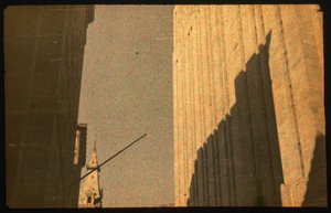 Barevná fotografie městských budov s Autochrome Lumiére a 35mm fotoaparátem před...