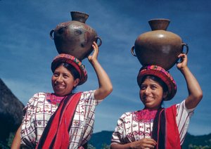 Guatemalské ženy nesoucí džbány s vodou ve vesnici Nebaj, Guatemala