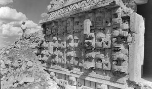 Reliéfní řezba na mayské monumentální zřícenině, poloostrov Yucatán. 1936