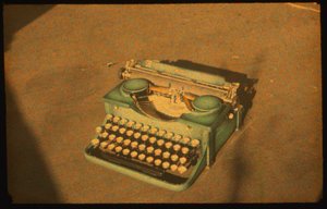 Barevná fotografie zátiší psacího stroje pořízená přístrojem Autochrome Lumiére a 35mm...