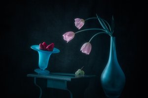 Růžové tulipány a jahody od Lydia Jacobs