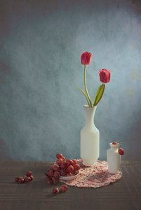 Červené tulipány a hrozny od Lydia Jacobs