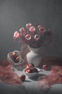 Jemně růžové tulipány a jablka od Lydia Jacobs