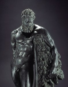 Řecké umění: “” Heracles v klidu”” Detail - Bronzová socha Lysippe Sicyone (395-305 př.nl) 4. století př.nl, ze svatyně Ercole Curino, Sulmona - Museo Nazionale Archeologico, Chieti Itálie - Herakles (Herkules) odpočívá - Detail bronzové sochy