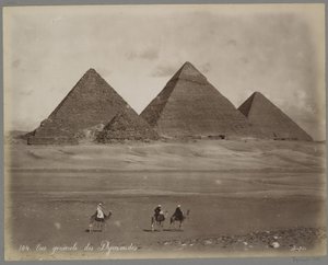 Pohled na pyramidy Mykerinos, Chephren a Cheops v Gíze Vue Generale des Pyramides (název na objektu)