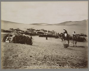 Tábor se stany a velbloudy v poušti (pravděpodobně) Egypta Scene du desert: Příjezd chameliers à un campement de tribu. (název na objektu)