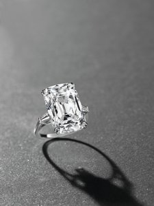 Elegantní prsten (platina a diamant) od Manuel Cusí
