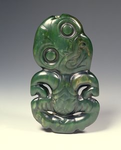 Přívěsek v podobě boha Hei-Tiki, konec 18. století (nefrit) od Maori