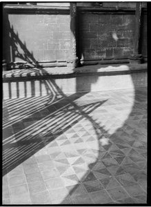 Detail stínů vrhaných na dlažbu u vchodu do katedrálního kostela od Margaret Florence Harker