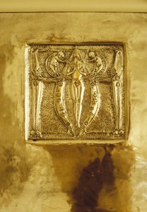 Nábytek navržený pro č. 120 Mains Street, Glasgow, kovová deska Repousse původně nad krbem, cca 1900 (kov) od Margaret Macdonald