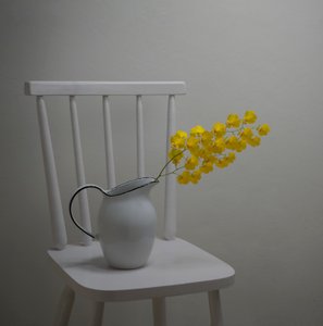 Bílá židle Bright Blooms od Margareth Perfoncio