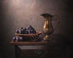 Klasické hrozny a džbán od Margareth Perfoncio