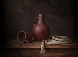Hliněný džbán s provazem od Margareth Perfoncio
