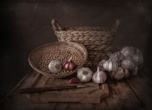 Temné rustikální zátiší s česnekem od Margareth Perfoncio