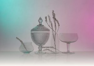 Elegantní zátiší se skleněnými předměty od Margareth Perfoncio