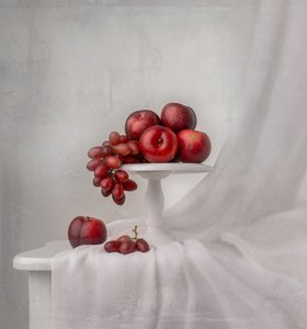 Elegantní červené ovoce od Margareth Perfoncio