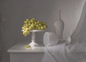 Elegantní zátiší s bílými hrozny