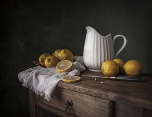 Čerstvé citrony na dřevě