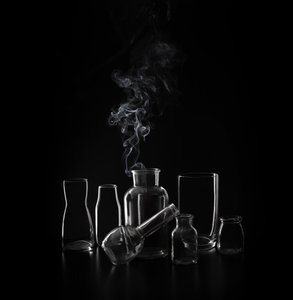 Skleněné nádobí „Rising Smoke“ od Margareth Perfoncio