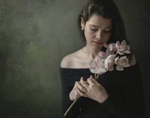 Klidná žena s orchidejemi od Margareth Perfoncio