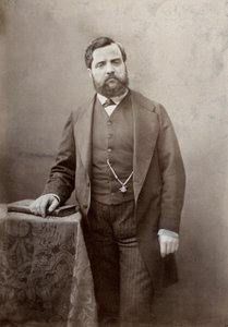 Tříčtvrteční portrét malíře Thomase Couturea s knírkem a hustým plnovousem (černobílá fotografie)