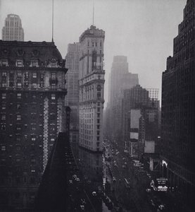 Manhattan: Déšť nad Times Square (černobílá fotografie)