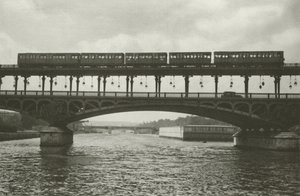 Paříž: Pont de Passy (černobílá fotografie)