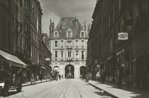 Paříž: Rue de Birague (černobílá fotografie)