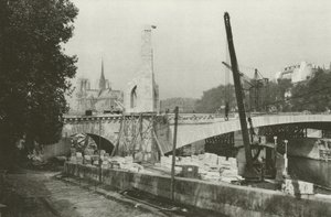 Paříž: Pohled z břehů Seiny na Notre-Dame (černobílá fotografie)