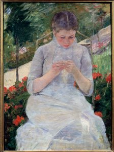 Mladá dívka na zahradě také říká: „Žena šijící na zahradě“. Obraz Mary Cassatt (1844-1926), cca 1880-1882. Olej na plátně. Rozměr: 92 x 63 cm. Muzeum Orsay