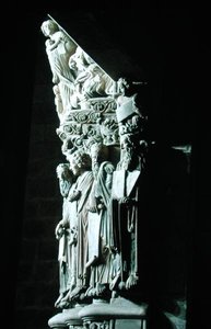 Detail Portico de la Gloria se starozákonními proroky (kámen)