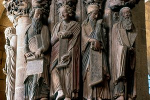 Detail Portico of Glory (portco de la gloria): Skupina proroků (zprava doleva Mojžíš, Izajáš, Daniel a Jeremiáš). Vytvořil mistr Mateo (1188) Interiér katedrály Santiago de Compostela (Santiago de Compostela) (Santiago de Compostela) i