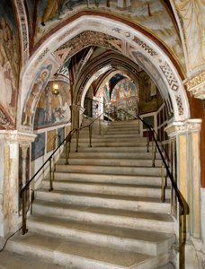 Pohled na Svaté schodiště postavené na objednávku opata Jana V. (Giovanni V) (1060-1121) a vyzdobené freskami od mistra Sacro Speco a jeho doprovodu. 14. století. Klášter Saint Benedetto (Sacro Speco), Subiaco (Řím), Itálie