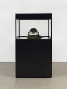 Alpha Omega, 2016 (sklo, LCD displej, přehrávač médií, replika lebky, vesmírná helma, dřevo) od Mat Collishaw