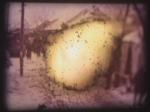 Barbarossa, 2002 (videoprojektor a simulovaný diaprojektor) od Mat Collishaw