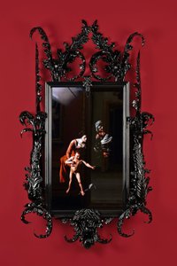 Černé zrcadlo, Leo Minor, 2014 (černé muránské sklo, sledovací zrcadlo, ocel, dřevo, lak, LCD obrazovka a pevný disk) od Mat Collishaw