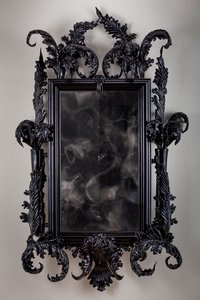 East of Eden, 2013 (černé muránské sklo, zrcadlo pro sledování, ocel, dřevo, lak, LCD obrazovka a pevný disk) od Mat Collishaw