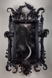 East of Eden, 2013 (černé muránské sklo, zrcadlo pro sledování, ocel, dřevo, lak, LCD obrazovka a pevný disk) od Mat Collishaw
