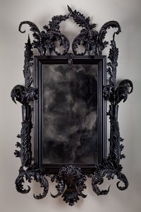 East of Eden, 2013 (černé muránské sklo, zrcadlo pro sledování, ocel, dřevo, lak, LCD obrazovka a pevný disk) od Mat Collishaw