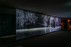Echolokace, 2021 (tříkanálová videoprojekce na polypropylenové síti) od Mat Collishaw
