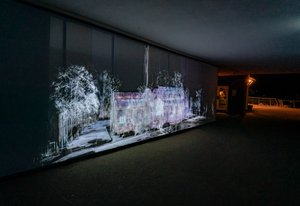 Echolokace, 2021 (tříkanálová videoprojekce na polypropylenové síti)