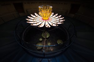 Equinox, 2021 (akryl, elektrické obvody, hydraulika, lak, motor, barva, recyklovaná pryskyřice, ocel) od Mat Collishaw