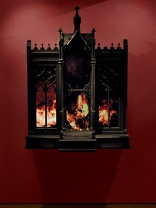 Performance, 2010 (dřevo, ocel, zrcadlo pro sledování, LCD obrazovky a pevný disk) od Mat Collishaw