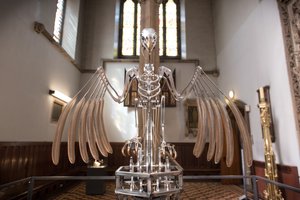 The Nerve Rack, 2019 (acetal, akryl, hliník, mosaz, elektrické obvody, barva, PVC, pryskyřice, servomotory, ocel) od Mat Collishaw