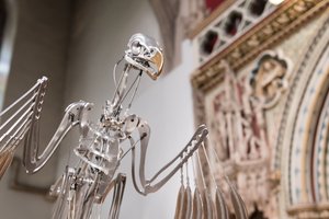 The Nerve Rack, 2019 (acetal, akryl, hliník, mosaz, elektrické obvody, barva, PVC, pryskyřice, servomotory, ocel) od Mat Collishaw