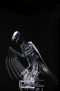The Nerve Rack, 2019 (acetal, akryl, hliník, mosaz, elektrické obvody, barva, PVC, pryskyřice, servomotory, ocel) od Mat Collishaw