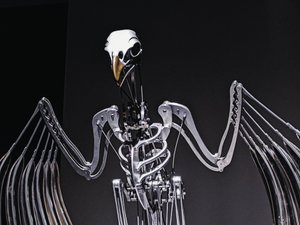 The Nerve Rack, 2019 (acetal, akryl, hliník, mosaz, elektrické obvody, barva, PVC, pryskyřice, servomotory, ocel) od Mat Collishaw