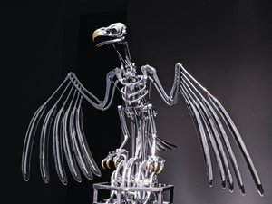 The Nerve Rack, 2019 (acetal, akryl, hliník, mosaz, elektrické obvody, barva, PVC, pryskyřice, servomotory, ocel) od Mat Collishaw