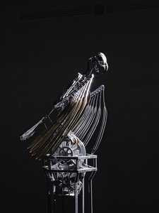 The Nerve Rack, 2019 (acetal, akryl, hliník, mosaz, elektrické obvody, barva, PVC, pryskyřice, servomotory, ocel) od Mat Collishaw